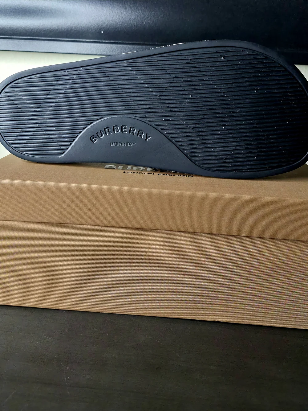 Burberry Mens/Womens Slides Size Europe 45, M11.5, W13 (No Autentuc)